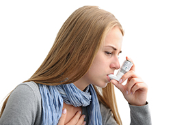 Woman with an asthma inhale. Photo: Alexander Raths, fotolia.com